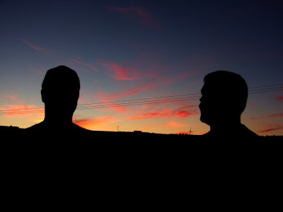 Männer schauen in Sonnenuntergang